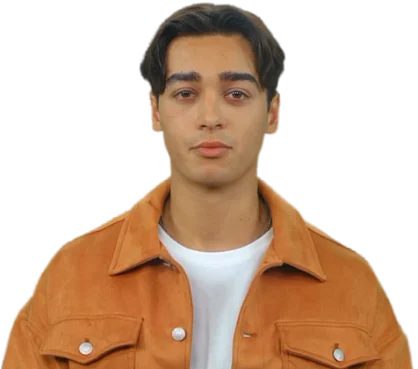 Ein junger Mann mit dunklen Haaren und braunen Augen blickt direkt in die Kamera. Er trägt ein weißes T-Shirt unter einer braunen Jacke.